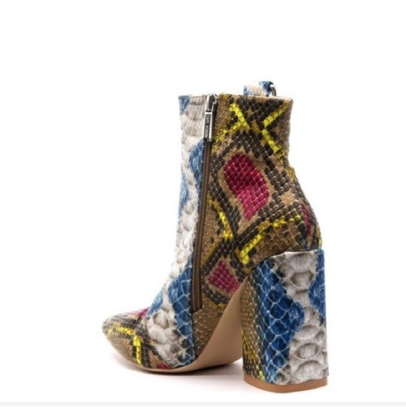 🎉HP🎉 Size 6 pointed toe snake print booties - Picture 3 of 4